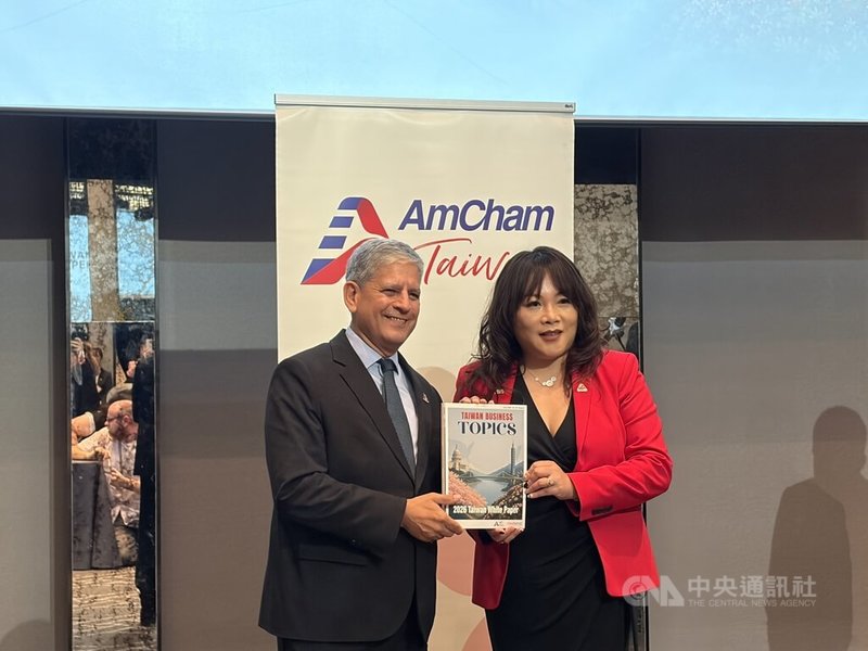 台灣美國商會16日舉辦「2026台灣白皮書」記者會。圖為台灣美國商會理事長陳幼臻（右）與執行長魏凱（Carl Wegner）（左）。中央社記者謝怡璇攝 115年6月16日