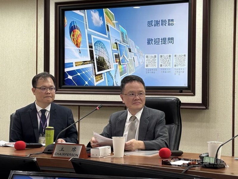 針對外媒報導台積電捲入美國專利侵權訴訟風波，經濟部智慧局長廖承威（右）表示，控告台積電侵權的相關公司屬於業界俗稱的專利蟑螂，台積電目前已向美國專利商標局（USPTO）提出專利無效挑戰。中央社記者曾筠庭攝 115年6月16日