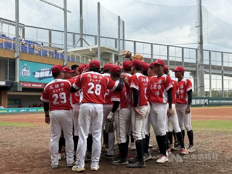 115年玉山盃青棒賽高雄市隊16日首局攻下1分後，維持1分領先直到7局下，雲林縣隊靠追平轟將比賽逼入延長賽，高雄市延長賽9局搶分以3比1搶勝，近兩場打線悶，總教練石弘傑表示，會開會討論調整。圖為賽後球員教練聚集喊聲。中央社記者謝靜雯攝 115年6月16日