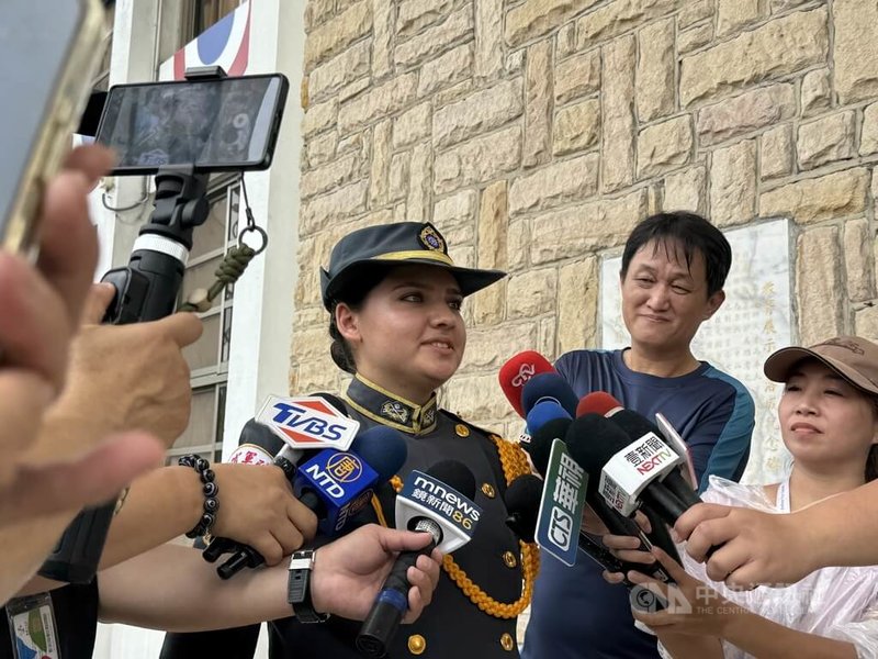 陸軍官校16日舉辦102週年校慶,眾多官校生昂首齊步展現軍容。其中來自巴拉圭的交換學生卡貝拉(中)說,盼能藉自己的經歷,鼓勵更多在異國追夢的人,穿上軍服就需記得肩負的榮耀。中央社記者洪學廣攝 115年6月16日