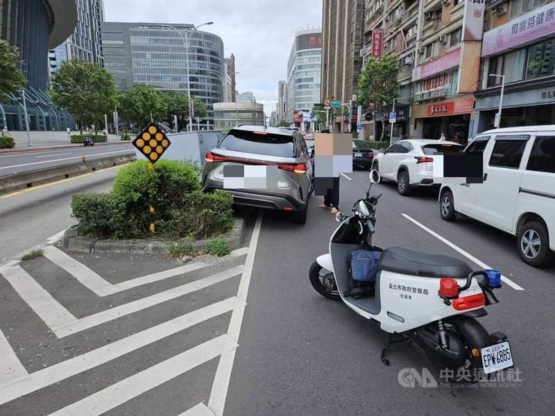 北市7旬蕭姓男子16日駕車時疑身體不適而失控，進而自撞分隔島上變電箱，造成附近戶停電。（翻攝照片）中央社記者黃麗芸傳真 115年6月16日