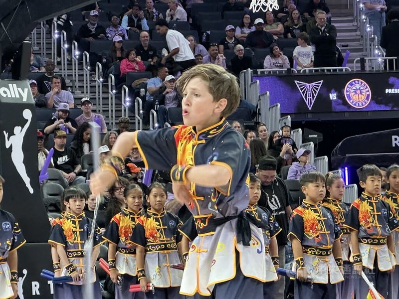 WNBA金州女武神隊亞洲傳統之夜，舊金山灣區小朋友表演武術。中央社記者張欣瑜舊金山攝　115年6月16日