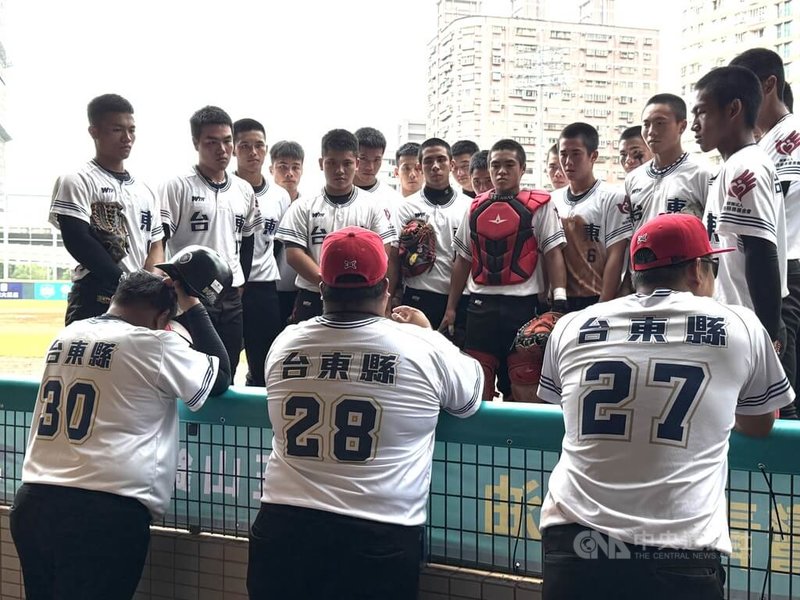 115年玉山盃全國青棒錦標賽台東縣隊16日以3比1擊敗台南市隊,連兩屆晉級4強,球員開心喊前進「新莊城堡」。圖為賽後教練團聚集球員勉勵畫面。中央社記者謝靜雯攝 115年6月16日