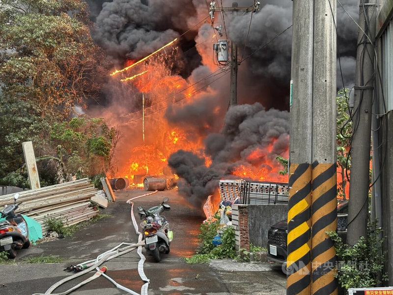 桃園市龜山區萬壽路一段一處工廠16日火警，火勢猛烈、黑煙直竄天際，經消防人員灌救，已控制火勢，幸無人傷亡。（翻攝照片）中央社記者葉臻傳真　115年6月16日