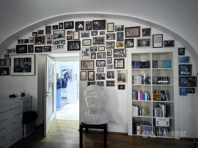 位在捷克布拉格的哈維爾圖書館(Václav Havel Library)成立於2004年,長年肩負保存哈維爾思想與歷史遺產的使命。中央社記者劉郁葶布拉格攝 115年6月16日