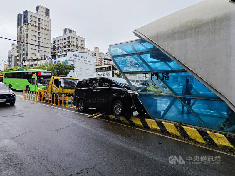 李姓男子15日開車自撞台中市西屯區1處公車站，警方獲報到場時，在車內查獲已使用的疑毒品依托咪酯電子煙彈，檢方向法院聲請預防性羈押獲准。（翻攝照片）中央社記者蘇木春傳真　115年6月16日