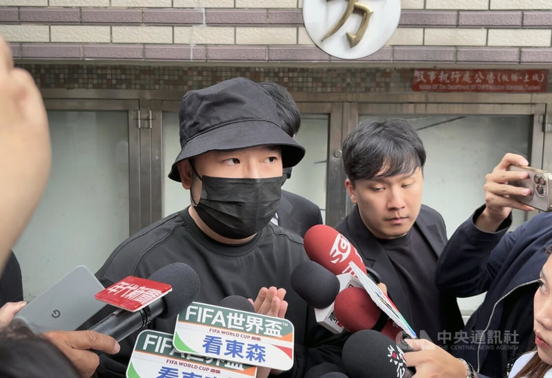 新北地方法院16日針對閃兵案開庭,14名役男在庭上全認罪。藝人阿達(左)庭後受訪表示,抱歉做了不好的示範。中央社記者曹亞沿攝 115年6月16日