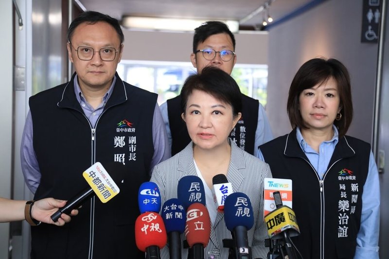 台中市長盧秀燕（前中）剛結束出訪歐洲行程，她16日接受媒體聯訪時表示，台灣需要走出去，需要站在國際的舞台，有很多的首長都在出訪，大家都在為台灣找出路、找生路。（台中市政府提供）中央社記者蘇木春傳真　115年6月16日