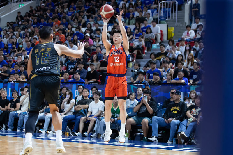 台灣職業籃球聯盟P. LEAGUE+(PLG)16日總冠軍賽第6戰,桃園璞園領航猿隊靠攻守俱佳的李家慷(右),終場以72比69險勝台北富邦勇士隊,將戰局打成3比3平手,逼出殊死第7戰。(PLG提供)中央社記者黎建忠傳真 115年6月16日