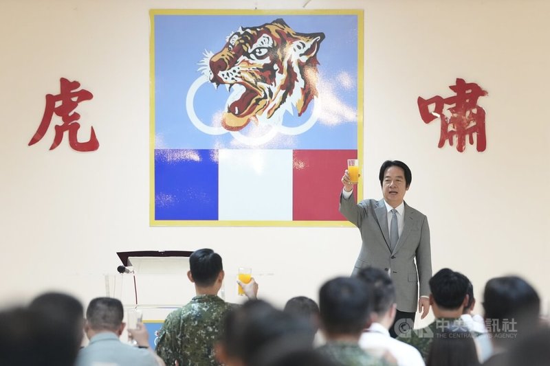 適逢端午佳節到來,總統賴清德(後)16日前往陸軍關渡指揮部后山營區,勗勉駐守官兵,舉杯致意。中央社記者徐肇昌攝 115年6月16日