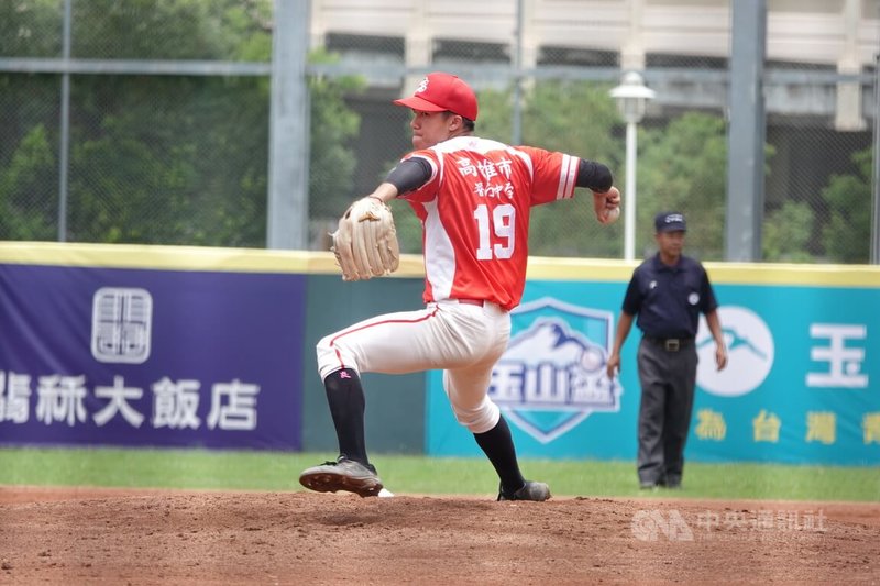 115年玉山盃青棒賽高雄市隊投手陳宥銘（圖）16日7局下被敲出追平轟，但及時穩住沒有擴大失分，高雄市隊延長賽以3比1擊敗雲林縣隊；陳宥銘多練林詩翔的變速球豐富武器庫，也將挑戰中職選秀。中央社記者謝靜雯攝　115年6月16日