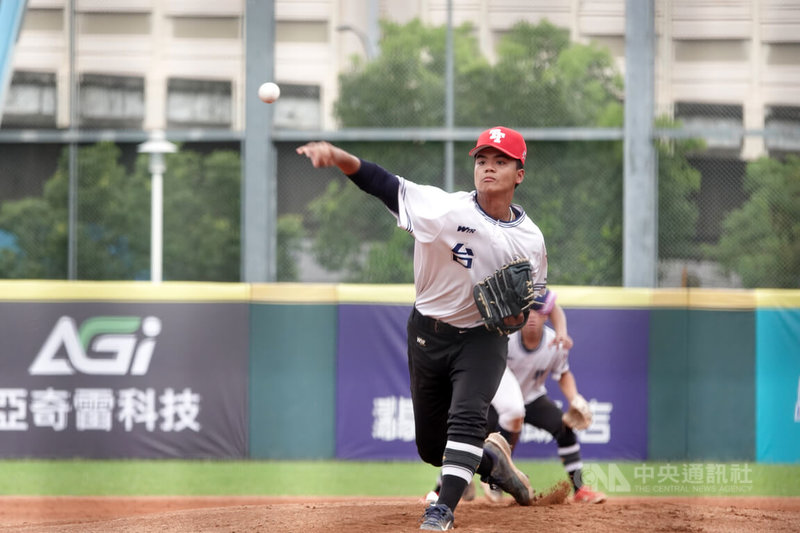 115年玉山盃全國青棒錦標賽台東縣隊16日在分組勝部冠軍戰與台南市隊交手，台東縣隊先發投手余磊（圖）5局無失分好投壓制，率隊以3比1搶勝、連兩屆晉級4強。中央社記者謝靜雯攝　115年6月16日