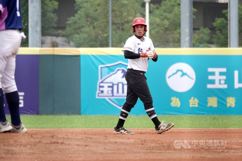 115年玉山盃全國青棒錦標賽台東縣許庭愷（圖）求表現想拚中職選秀，主動請哥哥許庭綸幫忙看動作收到成效，16日單場3打數敲2安，為勝利打點，助隊以3比1搶勝、晉級4強。中央社記者謝靜雯攝　115年6月16日