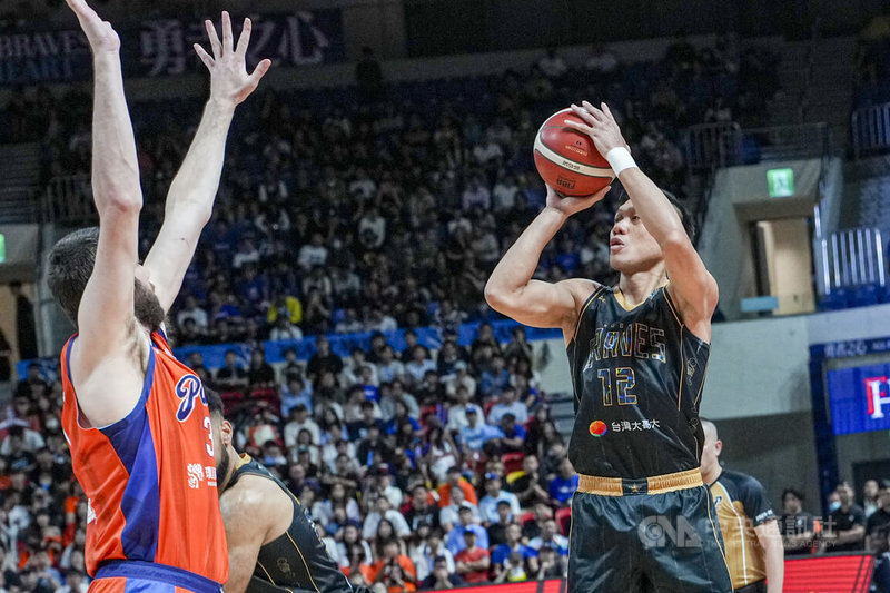 台灣職籃P.LEAGUE+總冠軍賽第6戰16日晚間在台北和平籃球館舉行,台北富邦勇士球星林志傑(右)面對桃園璞園領航猿防守出手投籃,上半場攻下6分。中央社記者鄭清元攝 115年6月16日