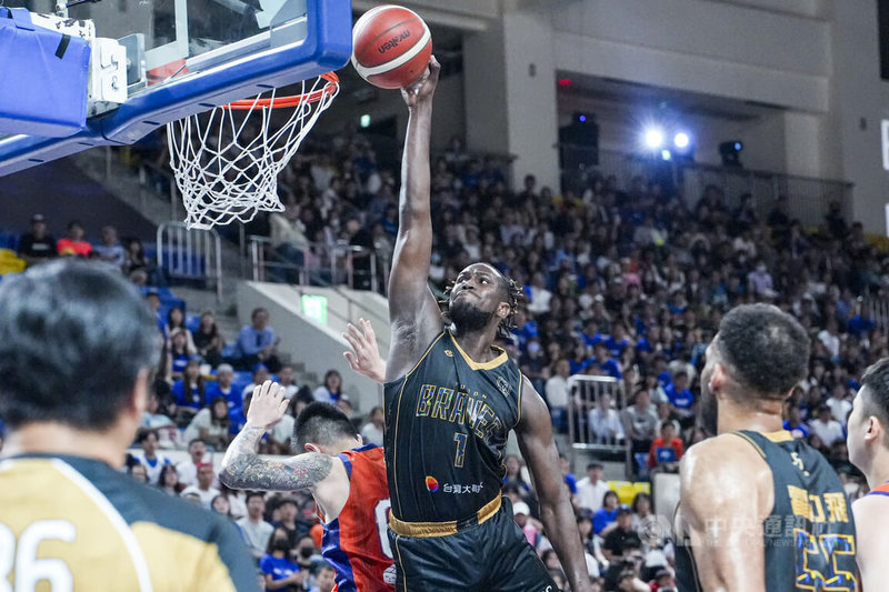 台灣職籃P.LEAGUE+總冠軍賽進入第6戰,16日晚間在台北和平籃球館由台北富邦勇士交手桃園璞園領航猿,勇士外籍生莫巴耶(中)扣籃進攻,上半場貢獻10分。中央社記者鄭清元攝 115年6月16日