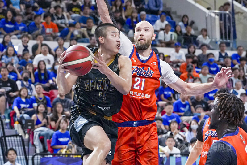 台灣職籃P.LEAGUE+總冠軍賽16日在台北和平籃球館進行第6戰,由台北富邦勇士對上衛冕軍桃園璞園領航猿,勇士陣中陳又瑋(左)持球切入突破對手防守,上半場進帳10分。中央社記者鄭清元攝 115年6月16日