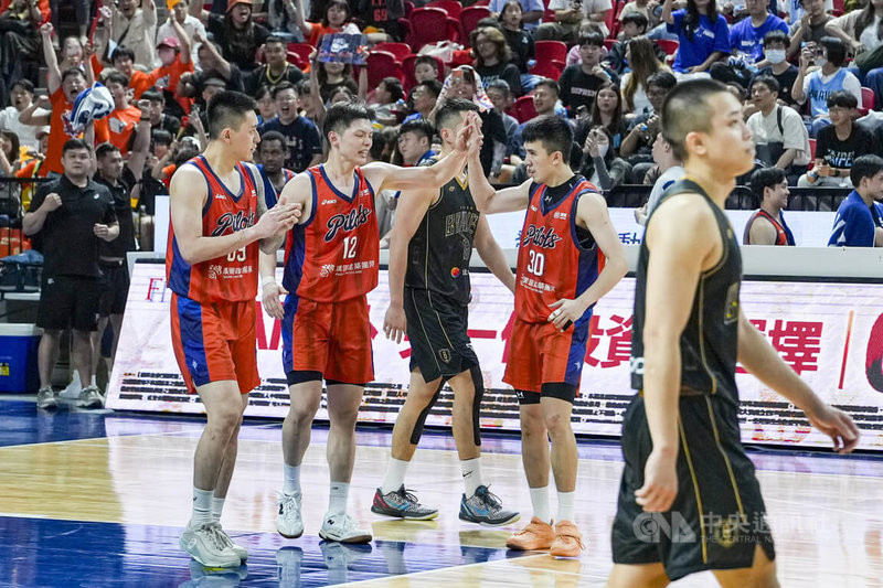 台灣職籃P.LEAGUE+桃園璞園領航猿16日在總冠軍賽第6戰險勝台北富邦勇士,將系列賽扳成3比3平手,領航猿球員盧峻翔(紅衣左起)、李家慷、白曜誠賽後擊掌慶祝勝利。中央社記者鄭清元攝 115年6月16日