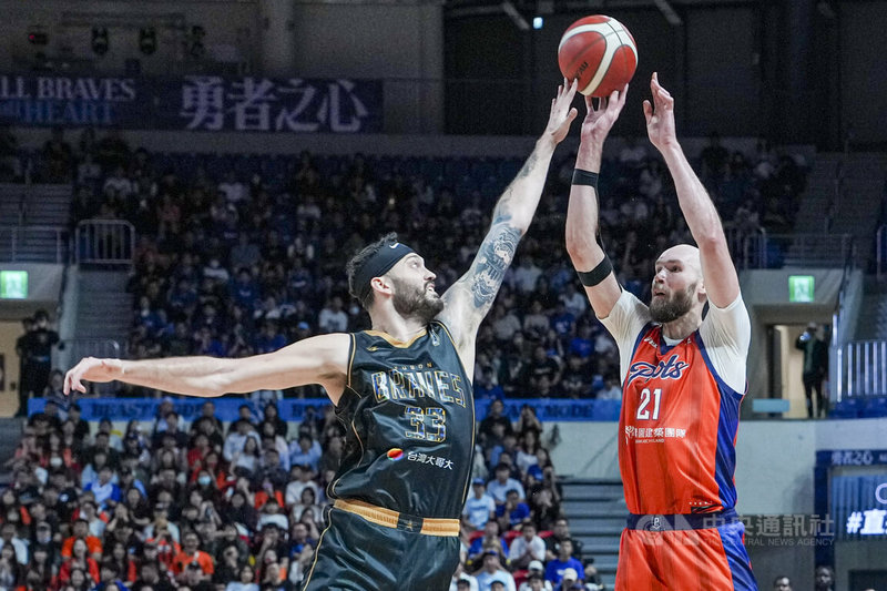 台灣職籃P.LEAGUE+總冠軍賽第6戰16日在台北和平籃球館舉行,桃園璞園領航猿最終以72比69擊敗台北富邦勇士,領航猿洋將伯朗(Alec Brown)(右)三分球8投5中,拿下全場最高的25分。中央社記者鄭清元攝 115年6月16日