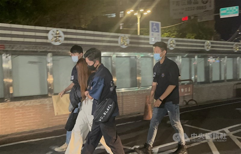 圖為男童剴剴生母劉姓女子（前長髮者）因案遭通緝後，經警方逮捕解送新北地院。（中央社檔案照片）