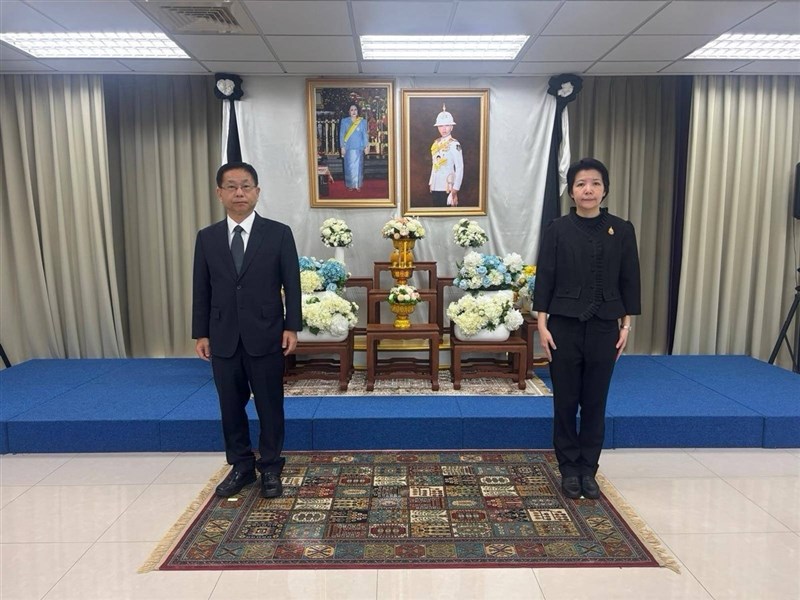 外交部常務次長葛葆萱（左）16日在泰國貿易經濟辦事處副代表蘇瑾煜（Supara Pengsritong，右）陪同下，向泰國長公主帕差拉吉蒂雅致哀。 （外交部提供） 中央社記者楊堯茹傳真　115年6月16日