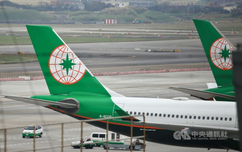 1名長榮航空股份有限公司空服員抱病上班返台後離世，民航局16日裁罰60萬元。（中央社檔案照片）