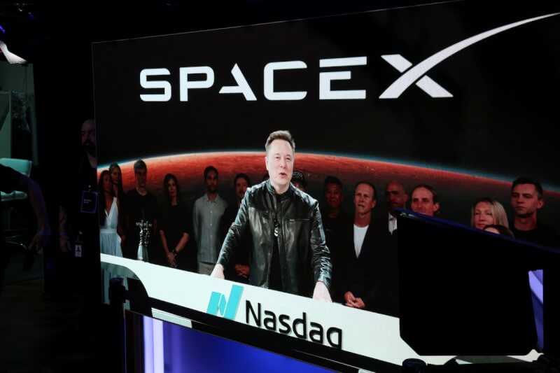 SpaceX於12日上市首日，SpaceX創辦人暨執行長馬斯克發表演說。（路透社）