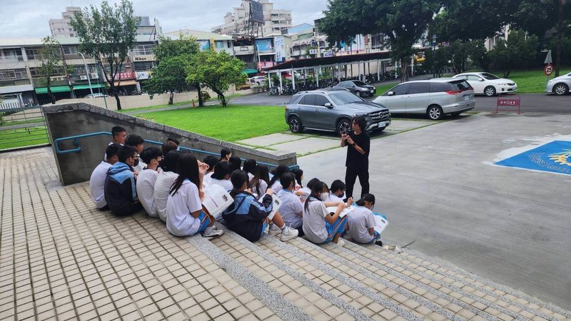 屏東大同高中配電箱15日受連日大雨影響故障,導致學校至16日上午仍停電,部分班級因為課程需求移至戶外上課。(讀者提供)中央社記者李卉婷傳真 115年6月16日