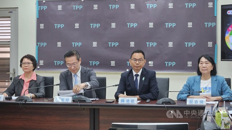 民眾黨立法院黨團16日召開「廢監院、啟修憲 民進黨 等你來+1！」記者會，黨團總召陳清龍（右2）、副總召王安祥（左2）等人出席。中央社記者曾以寧攝　115年6月16日