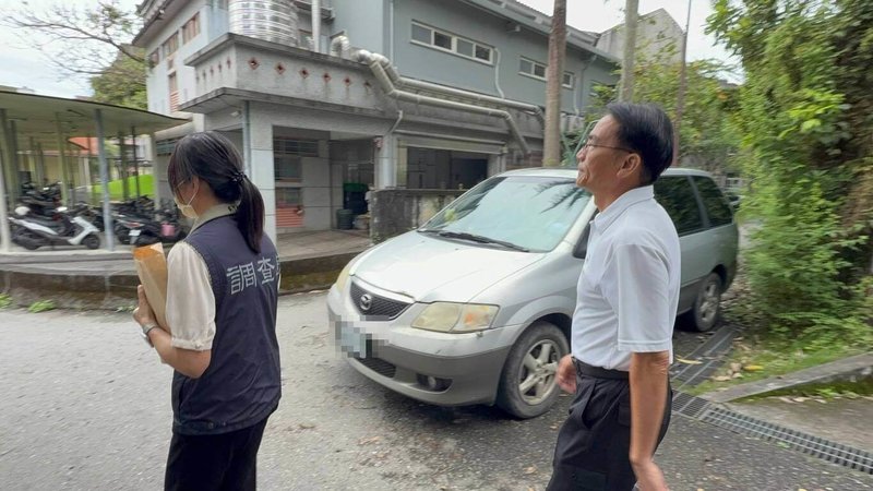宜蘭地檢署偵辦宜蘭縣消防局辦理餐會不實核銷案，16日發動第2波行動，指揮法務部調查局宜蘭縣調查站，除搜索宜蘭縣消防局長徐松奕（右）的住家及辦公室外，並帶回約談。（讀者提供）中央社記者王朝鈺傳真　115年6月16日