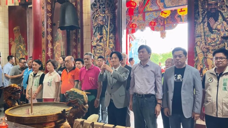 民進黨主席、總統賴清德(前右4)16日下午在民進黨宜蘭縣長參選人林國漳(前右3)等人陪同下,前往宜蘭礁溪鄉玉鼎慈天宮參拜。(讀者提供)中央社記者王朝鈺傳真 115年6月16日