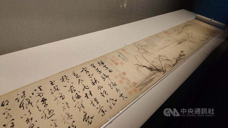 迎接暑假,故宮南院即日起推出古人如何消暑特展及錯字書法展,圖為國寶文物明代唐寅「採蓮圖」為一詩書畫合璧長卷。中央社記者蔡智明攝 115年6月16日