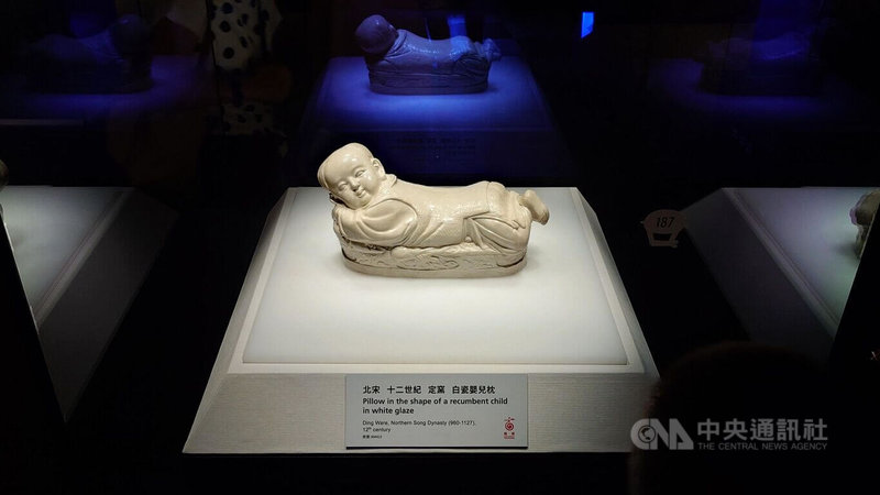 迎接暑假,故宮南院即日起推出古人如何消暑特展與錯字書法展,圖為展出的北宋定窯白瓷嬰兒枕。中央社記者蔡智明攝 115年6月16日