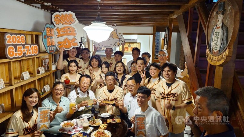 嘉義縣民雄商圈發展協會舉辦「民雄風味飲食探索—巡田水」活動，16日邀嘉義縣長翁章梁（前排左3）擔任「打貓街長」，到日本時代木構建築「一樂酒家」品嚐創意美食。中央社記者蔡智明攝　115年6月16日