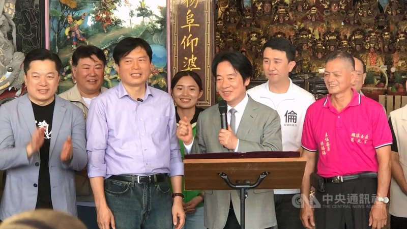 兼任民進黨主席的總統賴清德(前右2)16日在民進黨宜蘭縣長參選人林國漳(前左2)等人陪同下,到宜蘭礁溪鄉玉鼎慈天宮參香,賴總統也許下心願,盼林國漳當選。中央社記者王朝鈺攝 115年6月16日