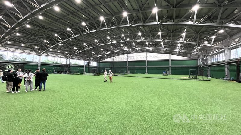 台南亞太棒球訓練中心室內綜合訓練場(圖)場地寬闊,能夠進行投球、打擊、守備等不同練習,不受天候影響。中央社記者蘇志畬攝 115年6月16日
