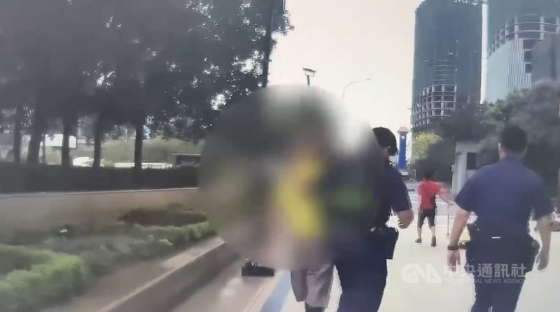 台北車站K7出口處16日發生持鋸傷人事件，警方追查為許姓男街友（黃衣者）不滿王姓妻子與蔡姓男街友過從甚密，一時氣憤持鋸子砍傷蔡男背部，案發後迅速逮人送辦。（翻攝照片）中央社記者黃麗芸傳真　115年6月16日
