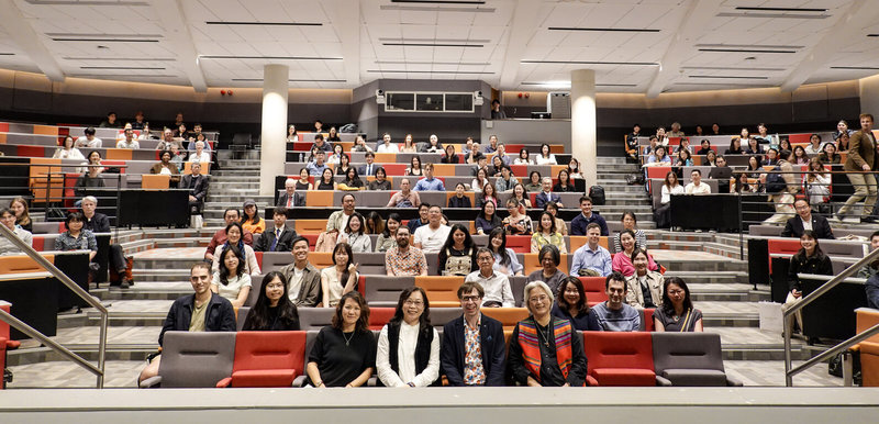 倫敦大學亞非學院(SOAS)台灣研究中心15日晚間舉行「造山者」放映會,導演蕭菊貞(第一排左2)出席映後座談。(SOAS/羅寶珠提供)中央社記者陳韻聿倫敦傳真 115年6月16日