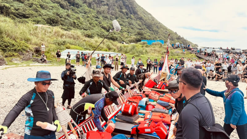 蘭嶼和菲律賓巴丹島航行計劃15日啟航，大批達悟族人到港口歡送祈福，為渡海英雄加油打氣。（瑪拉歐斯提供）中央社記者李先鳳傳真　115年6月15日