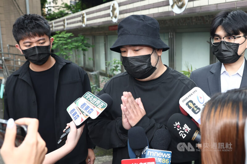 新北地院16日開庭審理藝人閃兵案，藝人阿達（昌璟翔）（中）出庭，庭後他透過媒體向大眾致歉。中央社記者王騰毅攝  115年6月16日