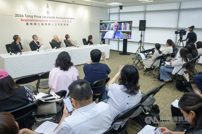 記者會現場播放史蒂文•羅森伯格等得獎科學家發表感言影片。中央社記者裴禛攝 115年6月16日