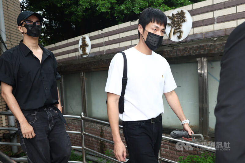 新北地院16日開庭審理藝人閃兵案,藝人唐振剛(右)、廖人帥(左)出庭,庭訊後兩人低調離開。中央社記者王騰毅攝 115年6月16日