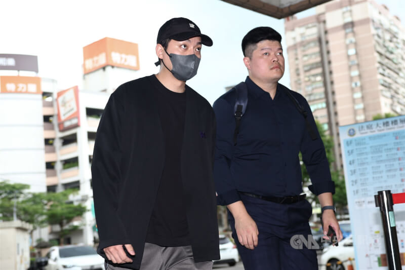新北地院16日開庭審理藝人閃兵案,藝人李唯楓(左)出庭。中央社記者王騰毅攝 115年6月16日