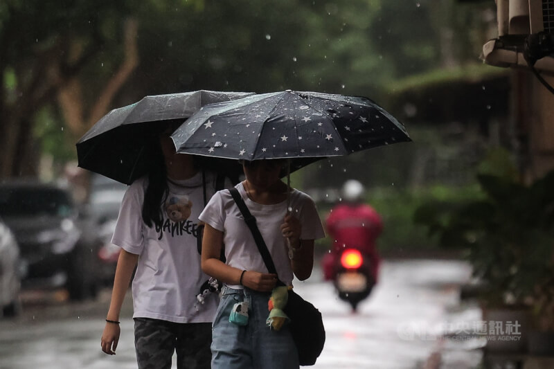 圖為台北市內湖區下午下起傾盆大雨，民眾撐傘擋雨。中央社記者翁睿坤攝 115年6月16日