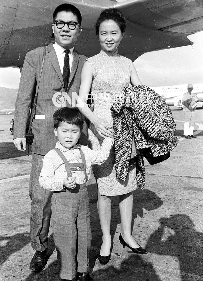 旅美學人、青年科學家田長霖偕家人回台。中央社記者陳漢中攝 54年11月5日