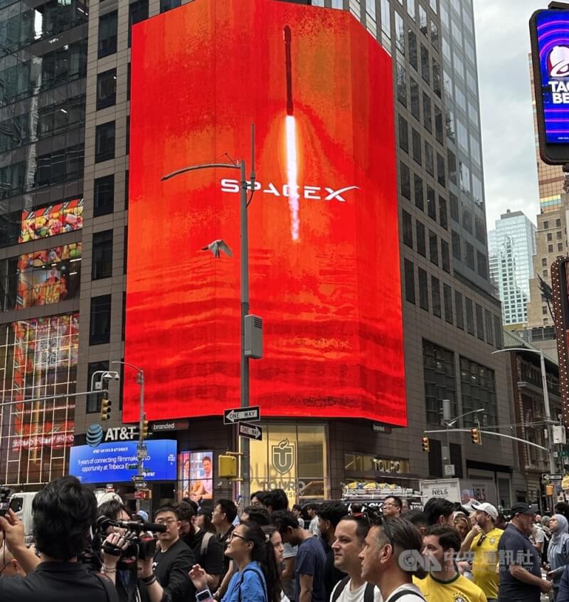 SpaceX在紐約時報廣場電子看板刊登上市形象廣告。（中央社檔案照片）