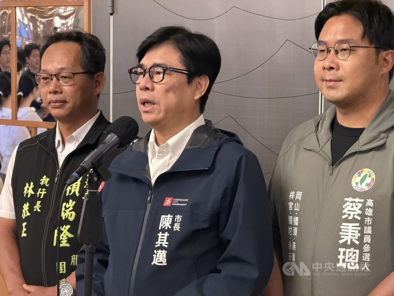 高雄市長陳其邁（中）17日出席「鮪魚公會會員代表大會」前接受媒體聯訪。針對演唱會經濟議題，他表示，高雄市政府早已進入演唱會經濟2.0時代，應尊重大港開唱的獨立自主精神。中央社記者林巧璉攝　115年6月17日
