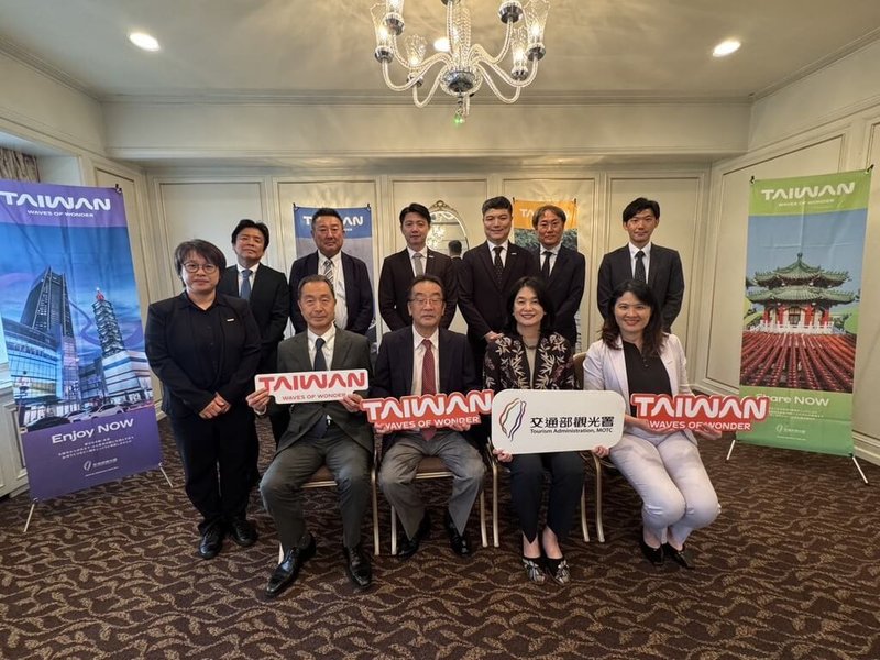民國114年日本來台旅客恢復至108年近7成，為持續吸引旅客來台，觀光署規劃重遊客獎勵方案，最高新台幣8000元。觀光署長陳玉秀（前排右2）日前也拜會日本旅行業協會（JATA）等，爭取日客來台。（觀光署提供）中央社記者余曉涵傳真　115年6月17日