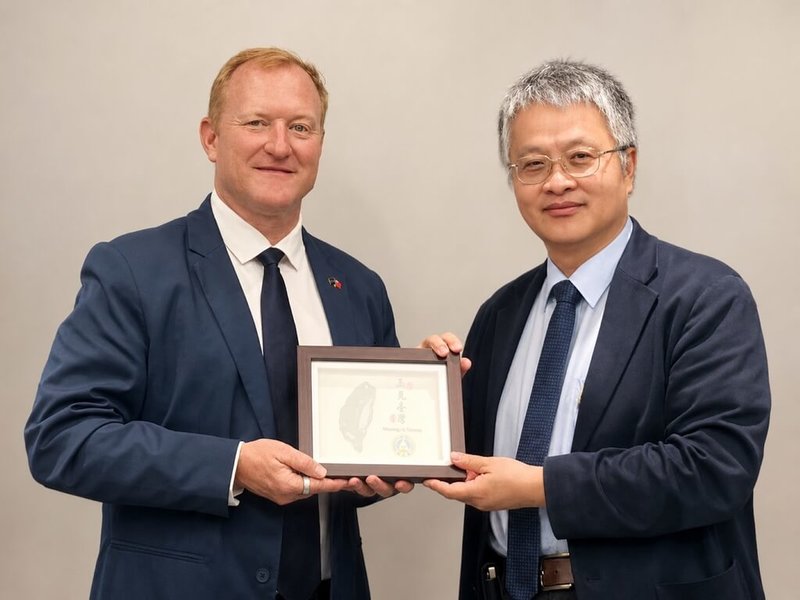 教育部次長劉國偉（右）17日接待普度研究基金會執行長執行長薛德曼 （Chad Pittman）（左）等人組成的美國普渡大學、普渡研究基金會代表團來台參訪團，期盼促成台、美間半導體、人工智慧（AI）等領域的學研合作與人才交流。（教育部提供）中央社記者陳至中台北傳真　115年6月17日