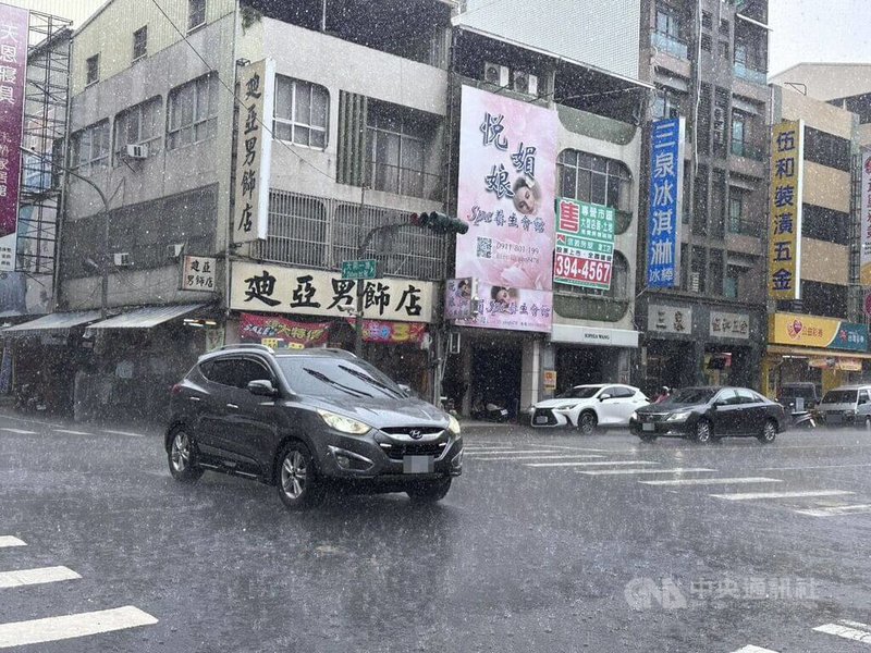 南部地區連日降下大雨,民眾外出意願降低,也連帶衝擊捐血量。圖為高雄大雨狀況。中央社記者林巧璉攝 115年6月17日