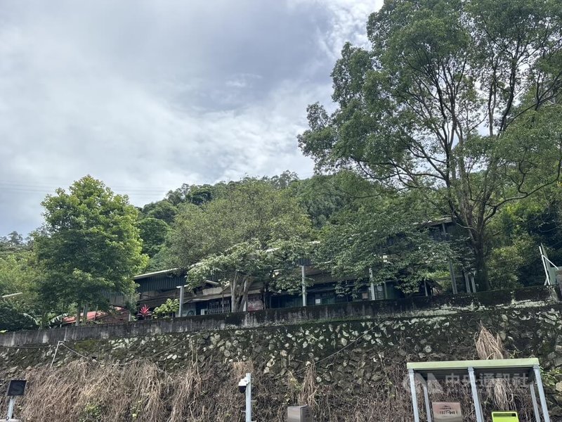 新竹縣文化局表示,歷史建築內灣派出所是目前竹縣保留日治時期最完整的警察派出所建築,未來修復完成後將採委外營運,原宿舍空間擬為背包客棧形式再利用;磚造建築作為再利用設施,設置衛浴、廚房及儲藏空間使用。中央社記者郭宣彣攝 115年6月17日